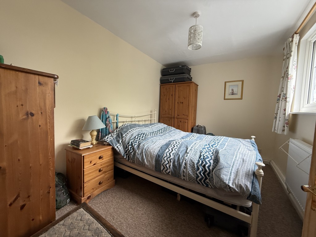 Lot: 205 - FOUR-BEDROOM HOUSE - Bedroom